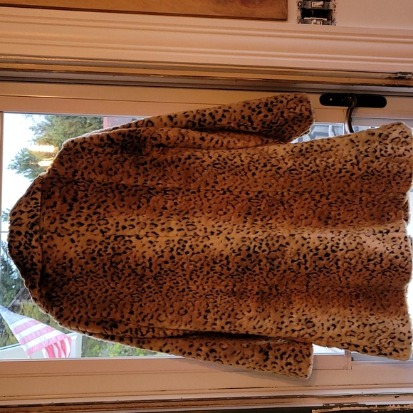 FAUX LEOPARD 🐆 FUR Long Coat. - Picture 5 of 8